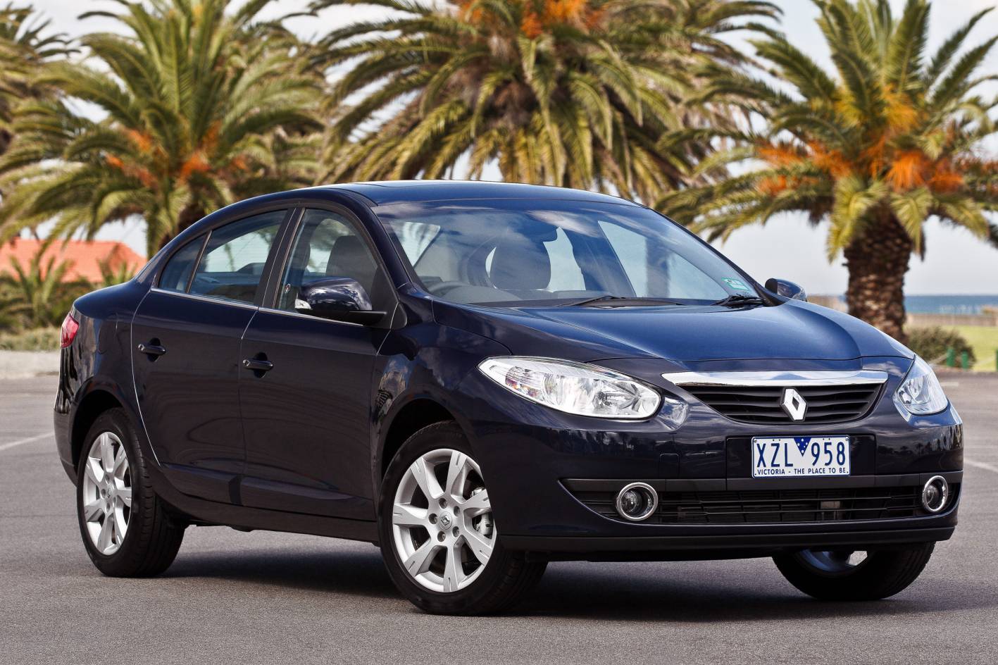 Меган 2011. Renault Fluence 2011. Рено Флюенс хэтчбек 2011. Renault 2011. Renault Megane седан 2011.