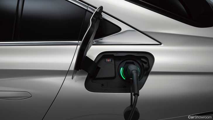 DS9 Flagship Saloon Revealed, Plug-In Hybrid Meets French Luxury